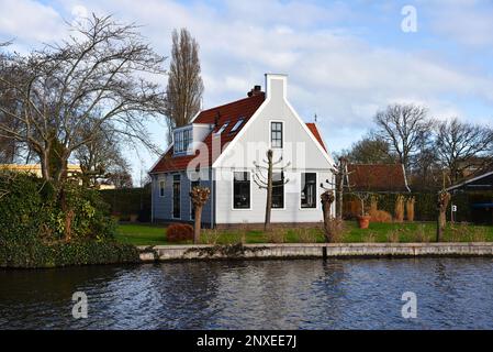 Broek in Waterland, Niederlande. Februar 2023. Die Kanäle und antiken Holzhäuser in Broek in Waterland. Hochwertiges Foto Stockfoto