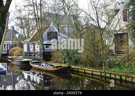 Broek in Waterland, Niederlande. Februar 2023. Die Kanäle und antiken Holzhäuser in Broek in Waterland. Hochwertiges Foto Stockfoto