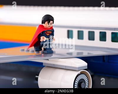 Tambov, Russische Föderation - 18. Februar 2023 Eine Lego-Superman-Minifigure, die auf dem Flügel eines Passagierflugzeugs steht Stockfoto