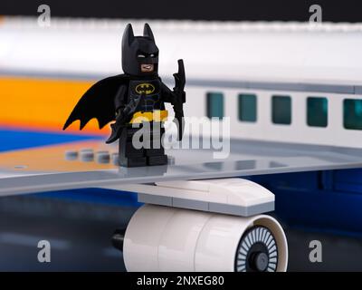 Tambov, Russische Föderation - 18. Februar 2023 Eine Lego Batman Minifigure, die auf dem Flügel eines Passagierflugzeugs steht Stockfoto