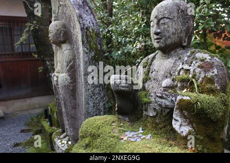 Steinstatuen bedeckt mit Moos im Garten des Eikando-Tempels, Kyoto, Japan Stockfoto
