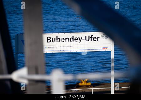 Hamburg, Deutschland. 01. März 2023. Das Stoppschild am Bubendey-Ufer Pier. Der zehnjährige Junge, der am Dienstag am Hamburger Fährhafen Bubendey-Ufer in die Elbe fiel, wird als ertrunken angenommen. Kredit: Jonas Walzberg/dpa/Alamy Live News Stockfoto