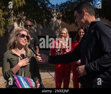 Heather Ryan, Ehefrau des Militärs, erhält zwei Super Bowl 2023-Tickets von Ron Rivera, Cheftrainer der Washington Commanders, am 10. Februar 2023 auf dem Luftwaffenstützpunkt Luke, Arizona. Die NFL Hall of Fame gab Ryan die Tickets im Rahmen ihres Salute the Service-Programms. Stockfoto