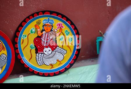 Handgefertigte, farbenfrohe Malerei der hindugottfigur auf Keramikplatte. Selektiver Fokus Stockfoto