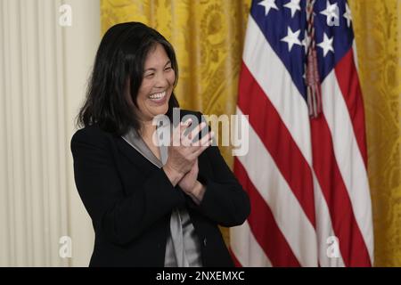 Julie Su lächelt und applaudiert, als US-Präsident Joe Biden sie am Mittwoch, den 1. März 2023, als seine Nominierte als US-Arbeitsministerin im East Room des Weißen Hauses in Washington, DC bekannt gibt.Guthaben: Chris Kleponis/Pool via CNP/MediaPunch Stockfoto