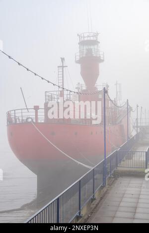 Lightship 21 ein Kunstzentrum, das an einem nebligen Wintermorgen an der Themse festsaß Stockfoto