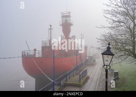 Lightship 21 ein Kunstzentrum, das an einem nebligen Wintermorgen an der Themse festsaß Stockfoto