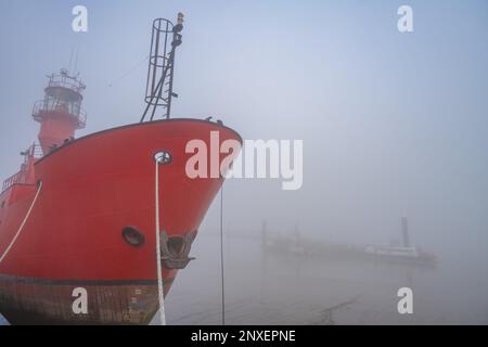 Lightship 21 ein Kunstzentrum, das an einem nebligen Wintermorgen an der Themse festsaß Stockfoto