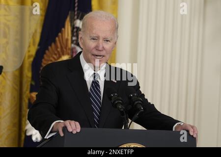 US-Präsident Joe Biden äußert sich am Mittwoch, den 1. März 2023, zu seiner Nominierung von Julie Su als US-Arbeitsministerin im East Room des Weißen Hauses in Washington, DC.Kredit: Chris Kleponis/Pool via CNP /MediaPunch Stockfoto