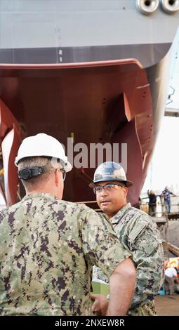 ADM. Samuel Paparo (links), Commander, USA Pacific Fleet, trifft sich mit Kapitän Luis Socias, stellvertretender Befehlshaber des Hawaii Regional Maintenance Center (HRMC), um die aktuelle Wartungsverfügbarkeit der USS Michael Murphy (DDG 112) in der Pearl Harbor Naval Shipyard and Intermediate Maintenance Facility (Werft und Zwischenwartungsanlage) am 10. Januar 2023 zu besprechen. (Offizielle US-amerikanische Marinefoto von Marc Aayalin) Stockfoto