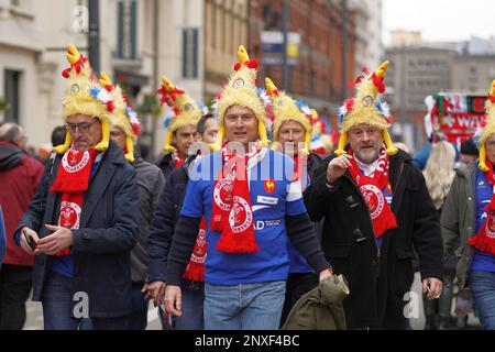 Französische Rugby-Fans von Wales gegen England Six Nations - Pre Match Build in Cardiff, 25. Februar 2023 Stockfoto