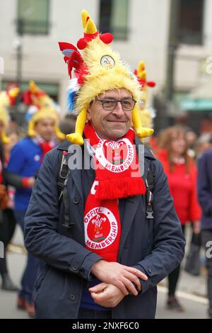 Französische Rugby-Unterstützung bei Wales gegen England Six Nations - Pre Match Build in Cardiff, 25. Februar 2023 Stockfoto