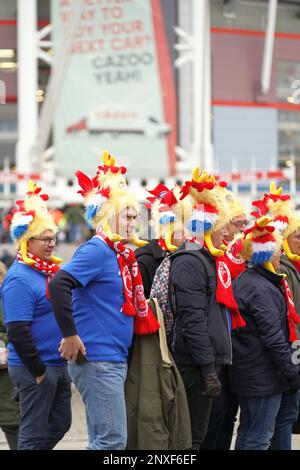 Französische Rugby-Unterstützung bei Wales gegen England Six Nations - Pre Match Build in Cardiff, 25. Februar 2023 Stockfoto