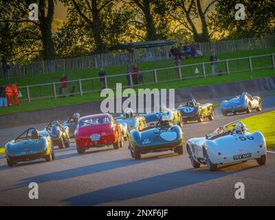 Freddie March Memorial Trophy-Rennen in der Abenddämmerung beim Goodwood Revival 2022, West Sussex, großbritannien Stockfoto