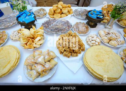 Traditionelle asachische orientalische Süßigkeiten auf dem Tisch. Mahlzeiten werden während des großen islamischen Urlaubs in Nowruz serviert. Stockfoto