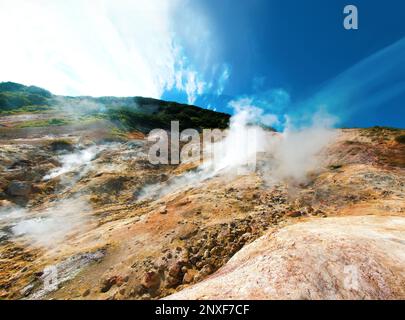 Tal der Geysire in Kamtschatka. Aktives Vulkanismusgebiet. Geothermisches Gebiet. Narzisole. Andosol lackiert in leuchtenden Farben durch Hämatit, Sulfat, Gothit. Hy Stockfoto