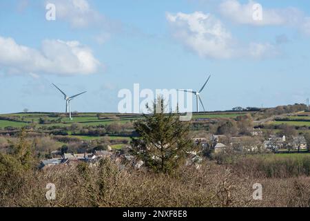 Windturbinen auf einem Hügel Stockfoto