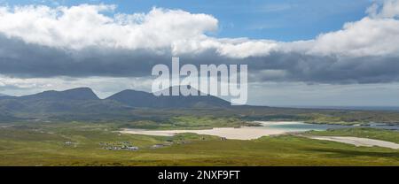 Panoramablick auf die Berge nach Uig Bay, Timsgarry und Crowlista, Uig, Isle of Lewis, Hebriden, Outer Hebrides, Western Isles, Schottland, Großbritannien Stockfoto