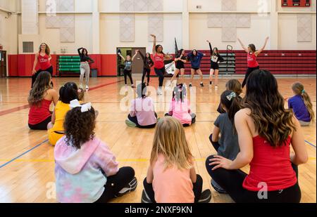 Cheerleader aus den Indianapolis Colts, Denver Broncos und Atlanta Falcons sowie Mädchen ab 9 Jahren führen während eines Cheerlagers im Burke Skies Center am 11. Februar des USAG Humphreys eine Jubelroutine auf. Die Abteilung Family Morale, Welfare und Recreation der Garrison arbeitet mit der Produktion Armed Forces Entertainment und Pro-Tours zusammen, um die NFL-Cheerleader von zu ihrer jährlichen Super Bowl Tour zu bringen. Stockfoto