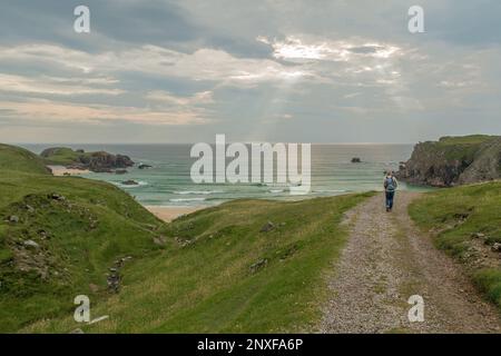 Wanderer auf dem Weg nach Mangersta Beach, Lewis, Isle of Lewis, Hebriden, Äußeren Hebriden, Westliche Inseln, Schottland, Vereinigtes Königreich, Großbritannien Stockfoto