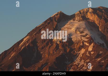 Mt. Adams bei Sonnenuntergang von Witch's Wart. Mt. Adams ist der zweithöchste Gipfel in den Cascade Mountains, Washington. Stockfoto