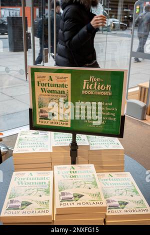 Eine Ausstellung mit dem Sachbuch des Monats des Buchhändlers Waterstones, das im März 2023 „A Lucky Woman: A Country Doctor's Story“ von Autor Polly Morland in der Victoria-Filiale des Einzelhändlers am 1. März 2023 in London, England, präsentiert. Stockfoto