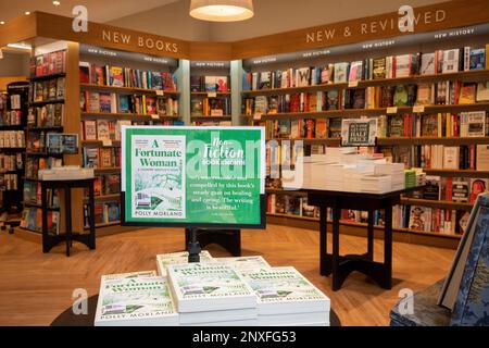 Eine Ausstellung mit dem Sachbuch des Monats des Buchhändlers Waterstones, das im März 2023 „A Lucky Woman: A Country Doctor's Story“ von Autor Polly Morland in der Victoria-Filiale des Einzelhändlers am 1. März 2023 in London, England, präsentiert. Stockfoto