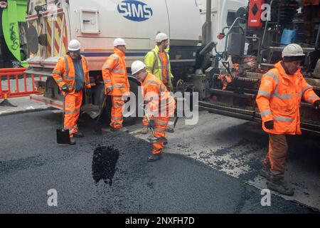 Am 1. März 2023 erobern die VolkerHighways einen Teil der geschlossenen Charing Cross Road in der Nähe der Kreuzung Tottenham Court Road in London, England. Stockfoto