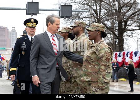 Gouverneur Brian Kemp, USA Generalmajor Tom Carden, Adjutant General of Georgia, und Oberst Chris Wright, Georgia Department of Public Safety Commissioner, prüfen eine Zusammenstellung von Soldaten, Flugzeugen, Georgia State Patrol Officers und Georgia State Defense Force Freiwilligen am 12. Januar 2023 im Georgia State Convocation Center bei Atlanta, Georgia. Stockfoto