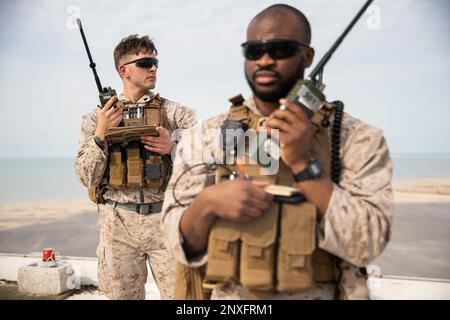 BAHRAIN (17. Januar 2023) – USA Marines, die der Naval Amphibious Task Force 51/5. Marine Expeditionary Brigade zugeteilt wurden, fordern im Rahmen der Übung Neon Defender 23 in Bahrain, Januar 17, eine enge Luftunterstützung. Neon Defender ist eine jährliche bilaterale Schulungsveranstaltung zwischen den USA Marinestreitkräfte Zentralkommando und Bahrain. Die Übung konzentriert sich auf die maritime Sicherheit, die Installationsabwehr, den Marinebau, die medizinische Reaktion sowie Such- und Rettungstraining. Stockfoto