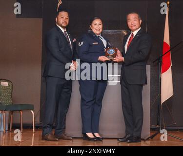 USA Air Force Staff Sergeant Ashley Wyer, 35. Logistics Readiness Squadron, nicht kommissionierter Offizier für eingehende Fracht, nimmt die Japan-America Air Force Goodwill Association Award-Plakette von Yoshiyuki Sugiyama, Präsident der JAAGA, während einer Zeremonie am Misawa Air Base, Japan, am 7. Februar 2023 an. Mit diesem Preis werden Mitglieder für ihre bedeutenden und erkennbaren Beiträge zur Allianz zwischen den USA und Japan ausgezeichnet. Stockfoto