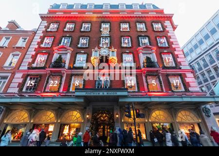 England, London, Piccadilly, Außenansicht Fortnum & Mason Store mit Weihnachtsdekorationen Stockfoto