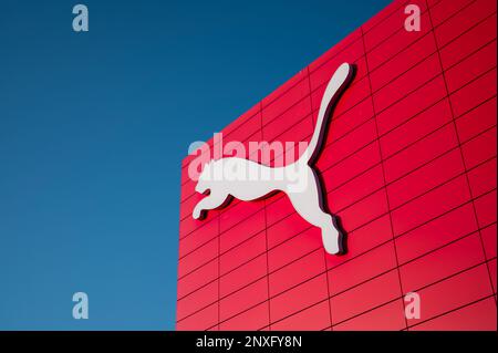 Herzogenaurach, Deutschland. 01. März 2023. Das Puma-Logo auf der Außenseite des Markengeschäfts. Der ewige Wettbewerb zwischen den Sportartikelherstellern in der französischen Provinz hat eine neue Pointe: Puma hat seinen lokalen Konkurrenten Adidas mit einem guten Drittel der Umsätze überholt. Kredit: Daniel Vogl/dpa/Alamy Live News Stockfoto