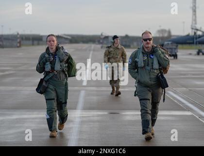 Die dem 492. Fighter Generation Squadron zugeteilte Flugbesatzung verlässt das Gelände für die ersten Flüge im neuen Jahr in Royal Air Force Lakenheath, England, am 3. Januar 2023. Das routinemäßige Flugtraining bietet Flugbesatzungen die Möglichkeit, die Fähigkeiten und die Bereitschaft aufrechtzuerhalten, die zur Unterstützung der USA erforderlich sind Ziele der Luftwaffe in Europa. Stockfoto