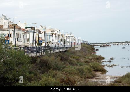 CONCEICAO DE TAVIRA, PORTUGAL - 24. OKTOBER 2022 Spaziergang am Meer Stockfoto
