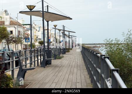 CONCEICAO DE TAVIRA, PORTUGAL - 24. OKTOBER 2022 Spaziergang am Meer Stockfoto