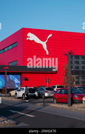 Herzogenaurach, Deutschland. 01. März 2023. Das Puma-Logo auf der Außenseite des Markengeschäfts. Der ewige Wettbewerb zwischen den Sportartikelherstellern in der französischen Provinz hat eine neue Pointe: Puma hat seinen lokalen Konkurrenten Adidas mit einem guten Drittel der Umsätze überholt. Kredit: Daniel Vogl/dpa/Alamy Live News Stockfoto