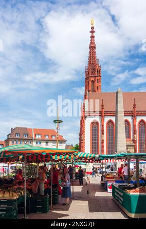 Würzburg: Marikapelle-Kirche, Marktplatz, Wochenmarkt in Unterfranken, Niederfrankien, Bayern, Bayern, Deutschland Stockfoto
