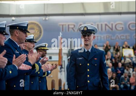 Absolventen des Recruit Company E-203 absolvieren die Grundausbildung in den USA Trainingszentrum der Küstenwache Cape May, N.J., 20. Januar 2023. Als Streitkräfte der Vereinigten Staaten, die führende nationale Agentur für die Durchsetzung der Seeschifffahrt und eine Agentur für die Sicherheit und Regulierung im Seeverkehr, stehen unsere engagierten Küstenwachenmitglieder täglich an der Front und führen globale Operationen durch und schützen unser Heimatland vor sich ständig weiterentwickelnden Bedrohungen. Wir werden eine flexible, anpassungsfähige und effiziente Belegschaft inspirieren, während wir uns bemühen, unseren Wettbewerbsvorteil in einem zunehmend dynamischen Umfeld und einem sich verändernden Arbeitsmarkt zu erhalten. Stockfoto