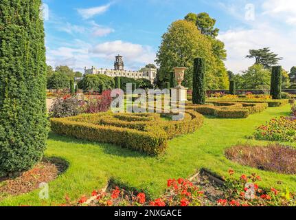 Verkommen italienisches Gebäude und Glockenturm in den Trentham Gardens, Stoke-on-Trent, Staffordshire, England, Großbritannien Stockfoto