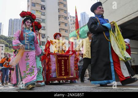 Die Teilnehmer besuchen das AP Lei Chau Hung Shing Culture Festival 2023 im AP Lei Chau im südlichen Bezirk. Das Kulturfestival umfasst die Opferzeremonie, den Segen der Wasserlaternen und den Segen der Drachenboote. Löwentänze und festliche Paraden sowie religiöse Opernaufführungen für die Gottheiten, kantonesische Oper und andere traditionelle Rituale sind ebenfalls Teil der Festlichkeiten.26FEB23 SCMP/Yik Yeung-man Stockfoto