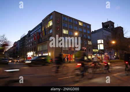 Berlin, Deutschland. 01. März 2023. Blick auf das Kurt Schumacher Haus in der Müllerstraße. Die Parteiführung trifft sich in den SPD-Büros und diskutiert die Aufnahme von Koalitionsverhandlungen mit der CDU. Kredit: Jörg Carstensen/dpa/Alamy Live News Stockfoto