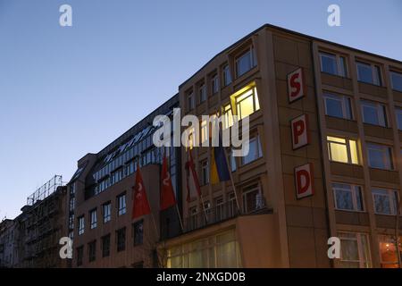 Berlin, Deutschland. 01. März 2023. Blick auf das Kurt Schumacher Haus in der Müllerstraße. Die Parteiführung trifft sich in den SPD-Büros und diskutiert die Aufnahme von Koalitionsverhandlungen mit der CDU. Kredit: Jörg Carstensen/dpa/Alamy Live News Stockfoto