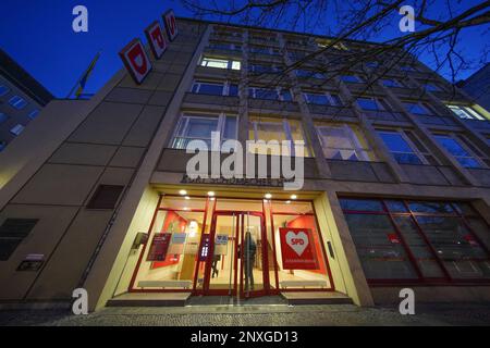 Berlin, Deutschland. 01. März 2023. Blick auf das Kurt Schumacher Haus in der Müllerstraße. Die Parteiführung trifft sich in den SPD-Büros und diskutiert die Aufnahme von Koalitionsverhandlungen mit der CDU. Kredit: Jörg Carstensen/dpa/Alamy Live News Stockfoto