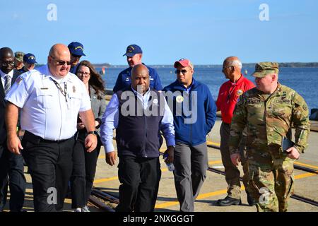 MOTSU Fire Chief Michael Scott informiert FEMA Deputy Administrator Erik Hooks über Notfalleinsätze während der Besichtigung des Standorts. Oberst Chad J. Blacketer, 596. Trans BDE kommandierender Offizier, leitet die Einweisung und Tour. Stockfoto