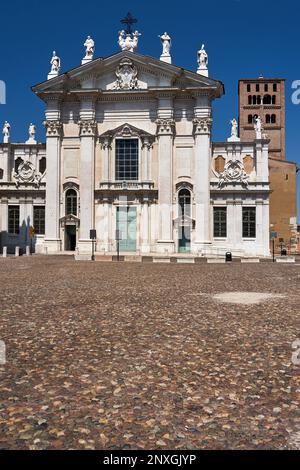 Barocke Fassade der historischen Kathedrale des Heiligen Petrus in der Stadt Mantua, Italien Stockfoto