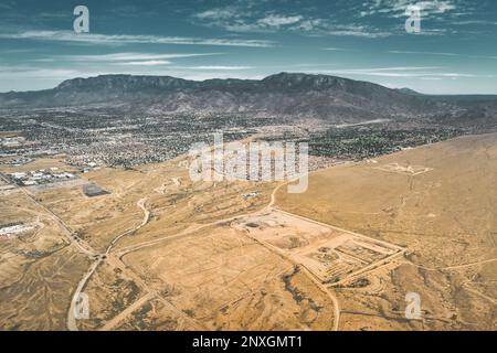 Albuquerque und die Sandia Mountains in New Mexico, USA aus der Vogelperspektive. Stockfoto