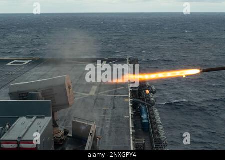 PHILIPPINE SEA (24. Januar 2023) der nach vorn dislozierte amphibische Angriffsträger USS America (LHA 6) feuert während des Routineeinsatzes in der Philippinischen See am 24. Januar eine RIM-116 Rolling Airframe Missile ab. America, das führende Schiff der America Amphibious Ready Group, ist im 7.-Flottenbereich tätig. 7. Fleet sind die USA Die größte Flotte der Navy, die mit einer Anzahl von Flotten ausgestattet ist, arbeitet regelmäßig mit Alliierten und Partnern zusammen, um eine freie und offene Region Indopazifik zu erhalten. Stockfoto