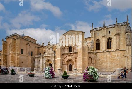 Die echte Stiftsbasilika San Isidoro, Ein majestätisches Wahrzeichen auf dem Jakobsweg in Leon, Spanien Stockfoto