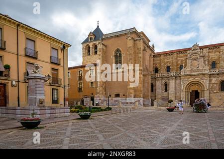 Ein Weitwinkelblick auf die echte Colegiata San Isidoro, eine wunderschöne romanische Basilika auf dem Jakobsweg in Leon, Spanien Stockfoto